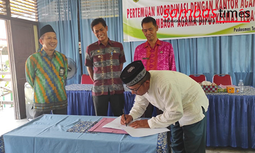 Komitmen bersama ditandai dengan penandatanganan oleh Forkopincam Kecamatan Tebas, Kamis (1/9/2022).
