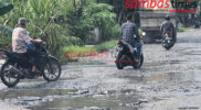 Kondisi Jalan Menuju Pelabuhan Sintete, Kabupaten Sambas yang mengalami kerusakan cukup berat