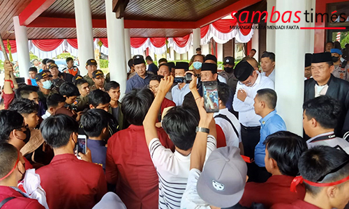  Mahasiswa Kabupaten Sambas menggelar aksi demo kenaikan BBM, Rabu (7/9/2022) di DPRD Kabupaten Sambas.