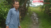 Matsam, warga Dusun Sepinggan Sukamantri memperlihatkan kondisi jalan tani desanya yang lecet