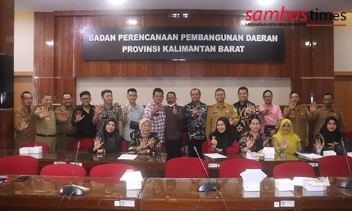 Pansus 1 DPRD Kabupaten Sambas foto bersama usai konsultasi Raperda CSR di Bappeda Provinsi Kalbar, Senin (26/9/2022).