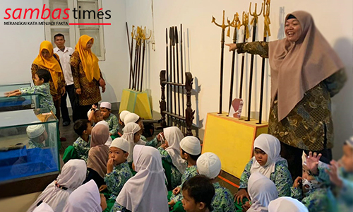  Pelajar RA Babul Jannah antusias melihat koleksi Museum Daerah Kabupaten Sambas, Rabu (21/9/2022).