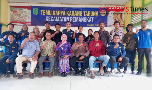 Pengurus Karang Taruna foto bersama Camat Pemangkat dan Forkopimcam, Sabtu (16/9/2022) di Pemangkat.