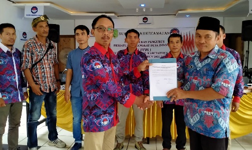 Penyerahan secara simbolis berita acara dari Ketua PPDI Kabupaten Sambas kepada Ketua PPDI Kecamatan Tekarang, Sabtu (10/9/2022).