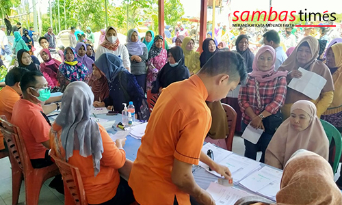 Ratusan warga Kecamatan Semparuk memenuhi halaman kantor kecamatan untuk menerima bantuan BLT BBM, Rabu (21/9/2022)