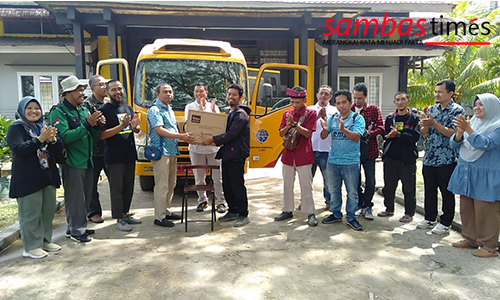 UMKM Kabupaten Sambas berangkat ke PLBN Aruk menggunakan Bus Poltesa Sambas, Kamis (29/9/2022) di saksikan Direktur Poltesa Yuliansyah.