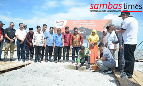 Ketua DPRD Sambas Abu Bakar saat mendampingi Bupati Sambas Satono meletakkan batu pertama pembangunan Restoran Kampung Rawit.