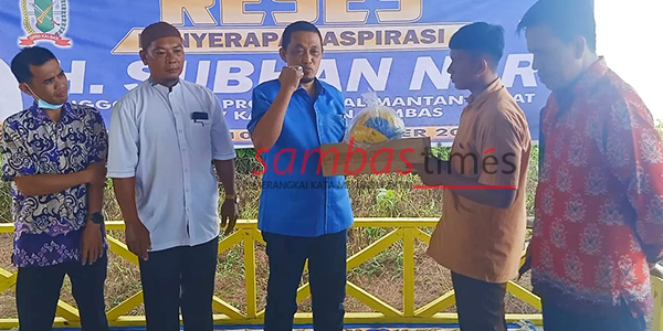 Anggota DPRD Kalbar H Subhan Nur menyerahkan bantuan perlengkapan olahraga voli kepada SMAN 2 Paloh, Sabtu (15/10/2022) di Pantai Bayuan, Temajuk.