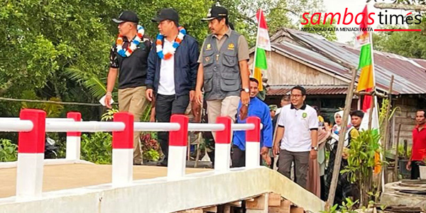 Bupati Sambas Satono, Dandim 1208 Sambas dan Camat Selakau melintas Jembatan Berkemajuan Ke-23 di Kecamatan Selakau, Minggu (23/10/2022).