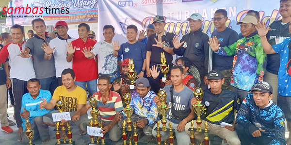 Bupati Sambas Satono bersama H Subhan Nur Anggota DPRD Kalbar foto bersama juara Turnamen Mancing Udang, Minggu (30/10/2022).