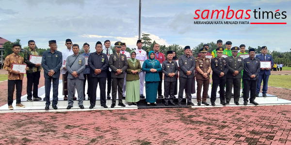 Bupati Sambas Satono bersama Wakil Bupati Sambas Fahrur Rofi foto bersama usai peringatan Hari Sumpah Pemuda, Jumat (28/10/2022).