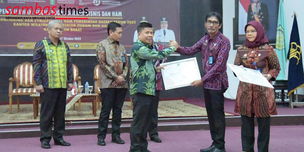 Bupati Sambas Satono menerima penghargaan Kemenkumham, Kamis (27/10/2022)