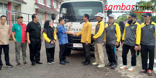 Bupati Sambas Satono menyerahkan bantuan Truk Sampah untuk Kecamatan Tebas, Jumat (7/10/2022).