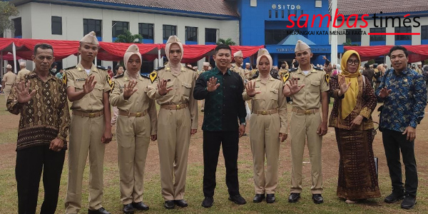 Deni Andriansyah berfoto Bersama Taruna Asal Sambas di PTDI-STTD Cibitung-Bekasi