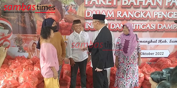 Gubernur Kalbar Sutarmidji menyalurkan paket Sembako, Sabtu (8/10/2022) di Pemangkat.