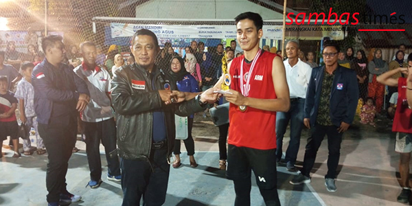 H Subhan Nur Ketua DPD Nasdem Kabupaten Sambas menyerahkan piagam dan uang pembinaan kepada Juara Voli Garda Pemuda Cup, Senin (17/10/2022) malam.