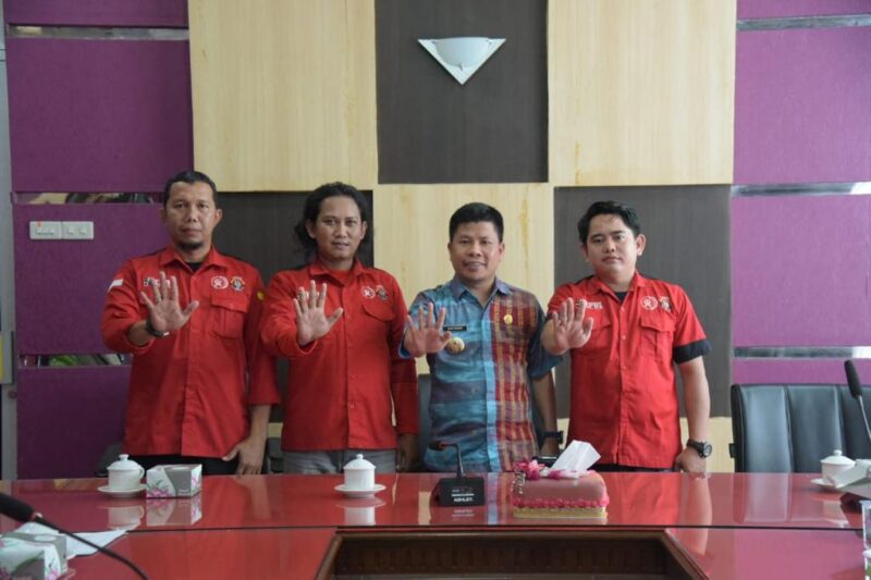 Bupati Sambas Satono menerima aspirasi Serikat Buruh Kerakyatan, Kamis (13/10/2022) di Ruang Rapat Sekda Sambas.