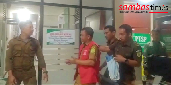 Kades Lorong menggunakan rompi Orange di saat di tangkap Kejaksaan Negeri Sambas, Senin (31/10/2022) malam