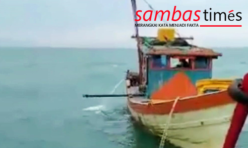 Kapal Pukat Trawl yang dieluhkan Nelayan beraktivitas diperairan Paloh, Selasa (4/10/2022)