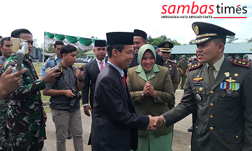 Ketua DPRD Sambas Abu Bakar memberikan ucapan selamat HUT TNI ke-77 kepada Dandim 1208 Sambas Letkol Inf Dadang Armada Sari, Rabu (5/10/2022).