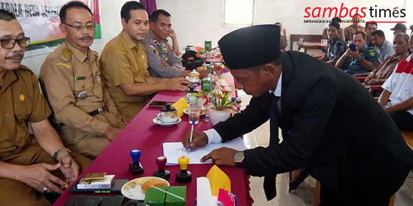 Rusdin S. Sos Kepala Desa Sijang terpilih menandatangani berita acara sebagai Kades Desa Sijang di saksikan Forkopimcam Galing.