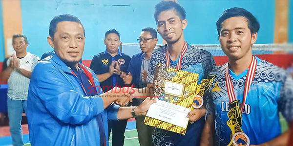 Subhan Nur Ketua DPD Nasdem Kabupaten Sambas menyerahkan hadiah pembinaan kepada Juara Perorangan Badminton Garda Pemuda Cup, Senin (10/10/2022)