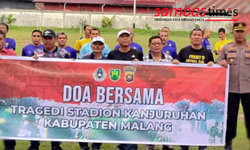 Eko Suprihatino Anggota DPRD Sambas Polres Sambas bersama pecinta Sepakbola doa bersama kenang Tragedi Kanjuruhan, Rabu (12/10/2022).