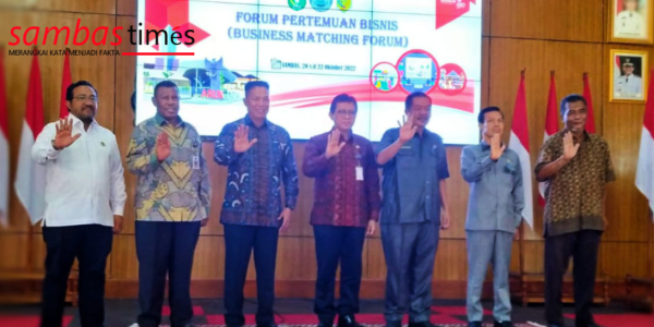 Sekda Sambas Ir H Ferry Madagaskar MSi foto bersama pada pembukaan Seminar BMF, Kamis (20/10/2022) di Aula Utama Kantor Bupati Sambas.