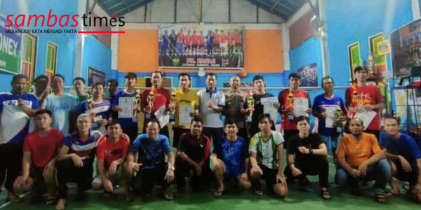 Budiono Anggota DPRD Kabupaten Sambas foto bersama peserta turnamen Badminton, Kamis (20/10/2022) malam.