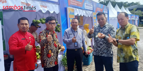 Kepala PLBN Aruk Purwoto SE saat meninjau Stand UMKM di Plaza Pasar Wisata PLBN Aruk, Jumat (21/10/2022).