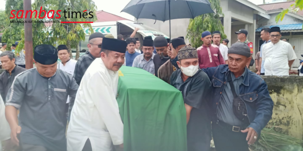 Sekda Sambas Ir H Ferry Madagaskar MSi mengangkat jenazah Ayah nya menuju pemakaman Muslim, Selasa (25/10/2022)