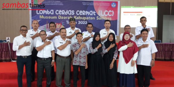 Kadisdikbud Kabupaten Sambas foto bersama usai membuka LCC Museum Daerah, Rabu (26/10/2022)