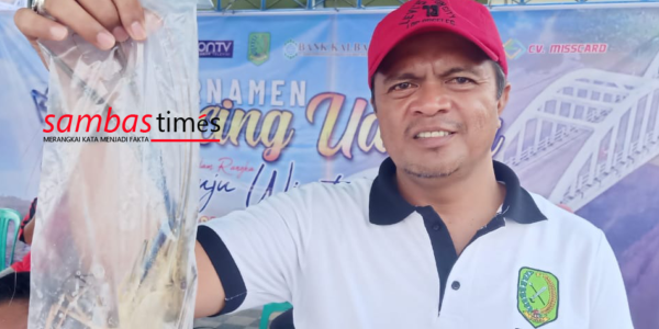 Anwari Anggota DPRD Sambas memperlihatkan perolehan Turnamen Mancing Udang, Minggu (30/10/2022) di Desa Durian.