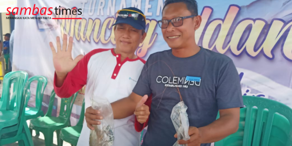 Muhammad Farli Anggota DPRD Sambas memperlihatkan hasil udang turnamen mancing, Minggu (30/10/2022) di Desa Durian.