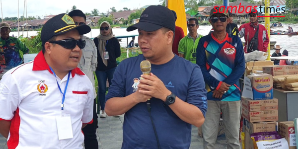 Bupati Sambas Satono didampingi Ustadz Suadeoni panitia pelaksana pada Turnamen Mancing Udang, Minggu (30/10/2022) di Desa Durian.