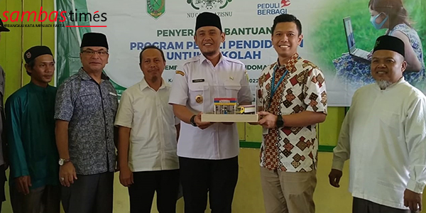 Wakil Bupati Sambas Fahrur Rofi pada kegiatan penyerahan Bantuan Program Pendidikan, Rabu (12/10/2022) di MI Ikhsanul Amal Desa Sebawi, Kecamatan Sebawi.