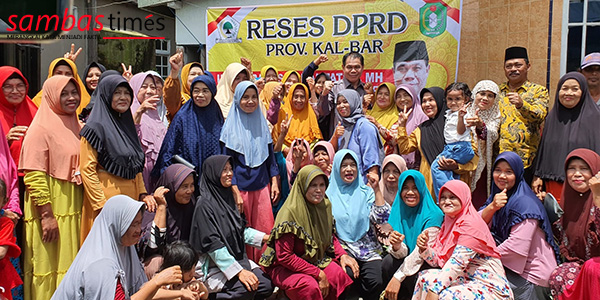 Wakil Ketua DPRD Kalbar Prabasa Anantatur berfoto bersama warga Desa Tri Mandayan Kecamatan Teluk Keramat, Selasa (11/10/2022) usai kegiatan reses.