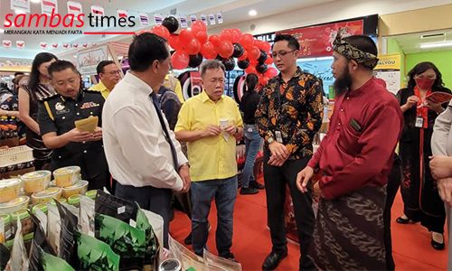Wakil Menteri Serawak YB Dato Sri Prof Dr Sim Khui Khian saat mengunjungi Stand UMKM Kabupaten Sambas, Sabtu (1/10/2022) di Mall Everrise Sarawak.