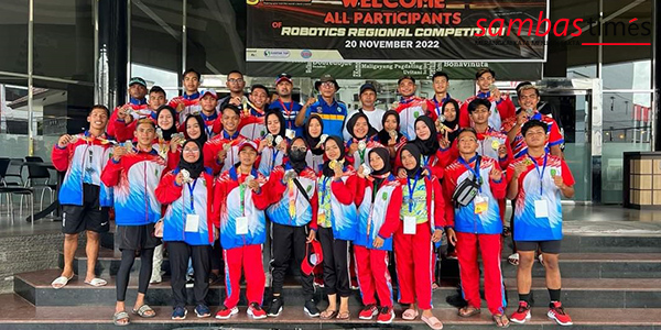 Atlet Dayung dan Podsi Kabupaten Sambas foto bersama usai meraih 4 Medali Emas, Minggu (20/11/2022) di Pontianak