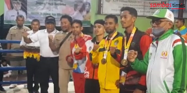 Atlet dam Official Pertina Kabupaten Sambas saat menerima Medali Emas Tinju Amatir, Kamis (17/11/2022) malam