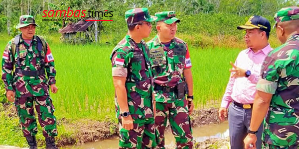 Bupati Sambas Satono bersama Aster dan Dandim tinjau jalan TMMD di Desa Lumbang, Rabu (9/11/2022).