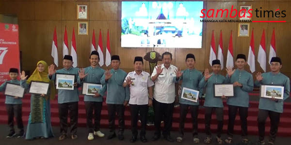 Bupati Sambas Satono foto bersama Kafilah MTQ, Rabu (16/11/2022) di Aula Kantor Bupati Sambas