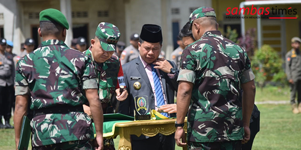 Bupati Sambas Satono menerima penyerahkan berita acara dari Dandim 1208 Sambas disaksikan Aster Kasdam XII Tpr, Rabu (9/11/2022).