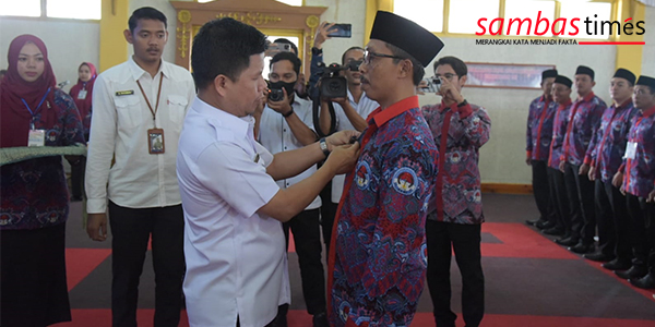 Bupati Sambas Satono mengukuhkan pengurus PPDI Kabupaten Sambas, Rabu (16/11/2022).