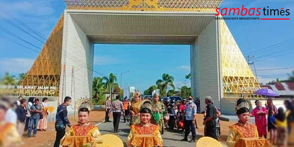 Gerbang Mahligai Pesisir berdiri megah dibatas Kabupaten Sambas dan Kota Singkawang