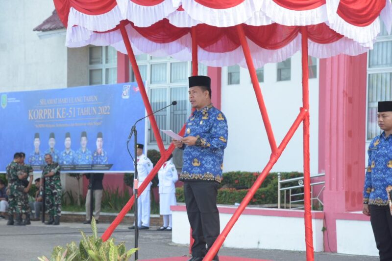 Bupati Sambas Satono saat memimpin Upacara HUT Korpri dan PGRI, Selasa (29/11/2022).