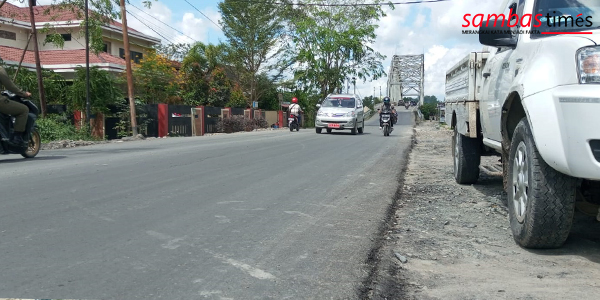 Jalan menuju Jembatan Sabok yang telah di Aspal dan dilebarkan Pemerintah Kabupaten Sambas, Senin (28/11/2022).