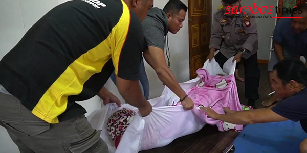 Jenazah korban gantung diri di Pemangkat ditutup kain oleh petugas kepolisian sebelum di Autopsi di RSUD Pemangkat
