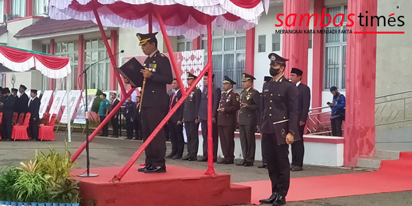 Kapolres Sambas AKBP Laba Meliala memimpin upacara peringatan Hari Pahlawan, Kamis (10/11/2022).