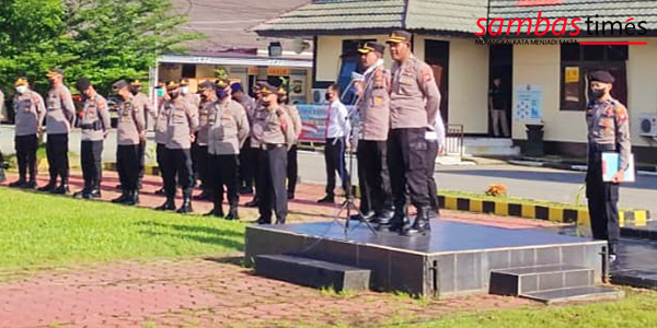 Kapolres Sambas AKBP Laba Meliala saat memimpin upacara Purna Bhakti Kompol Dwiyono, Senin (28/11/2022).